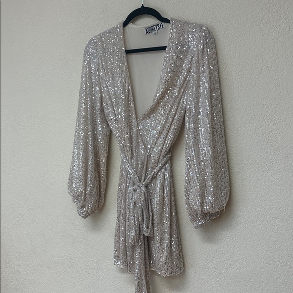 Audrey 3+1 womans Silver Sequin Wrap mini dress
Size S - Picture 3 of 4